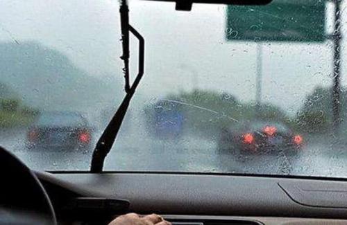 行车指南|暴雨天老司机都是如何开车的？（车车佳）
